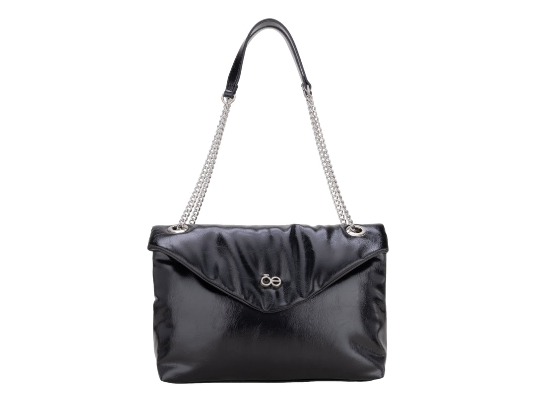 Bolsa Cloe color negro con correa de cadena plateada y cierre de solapa.