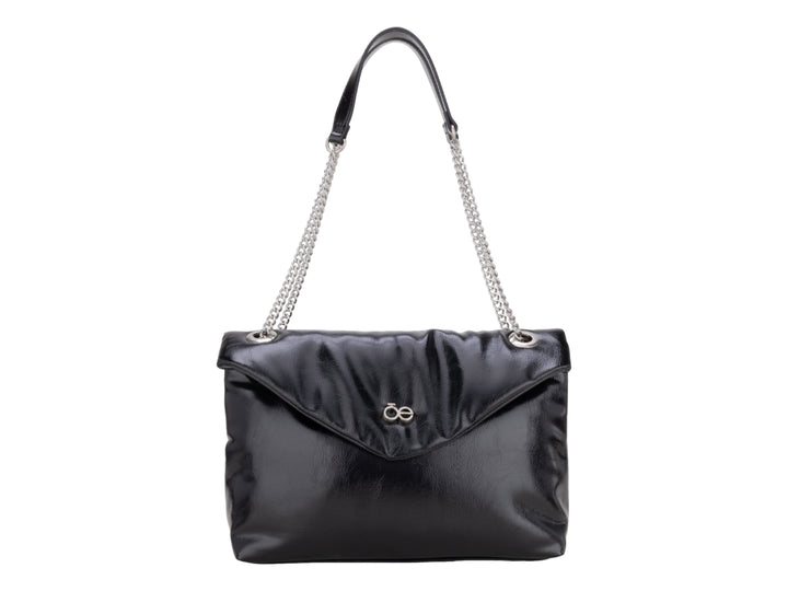 Bolsa Cloe color negro con correa de cadena plateada y cierre de solapa.