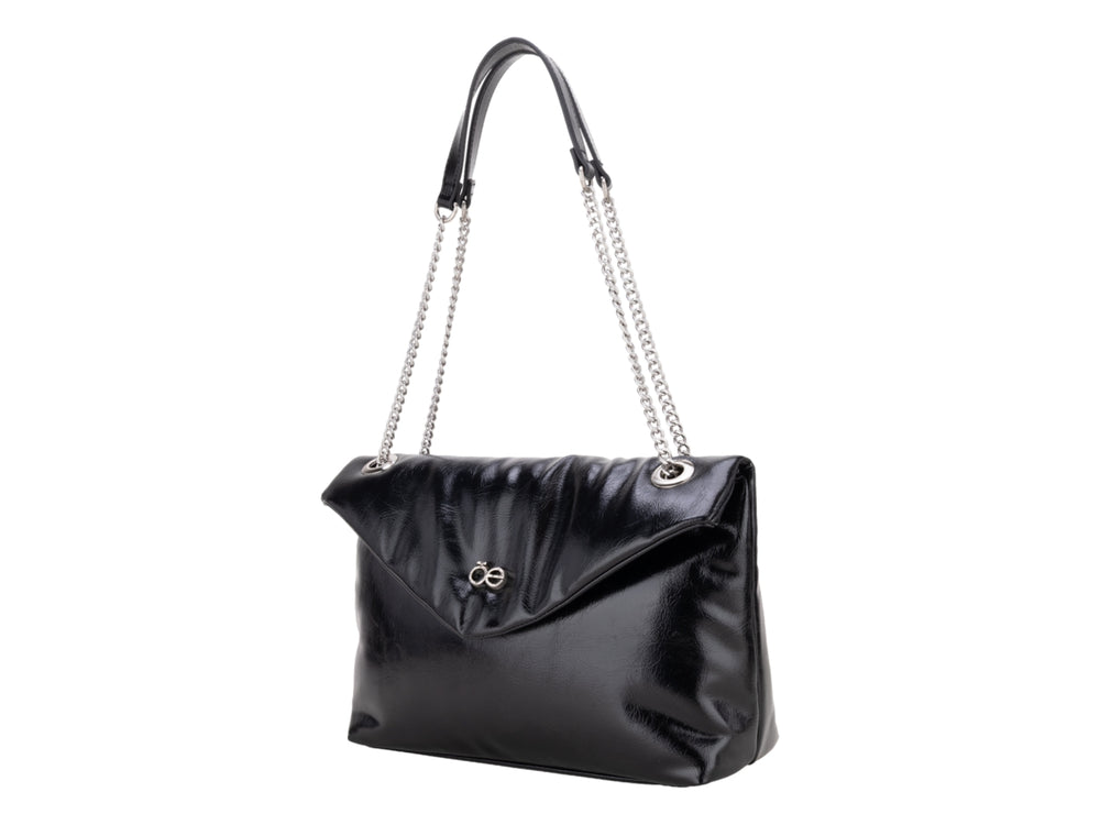 Bolsa Cloe color negro con correa de cadena plateada y cierre de solapa.