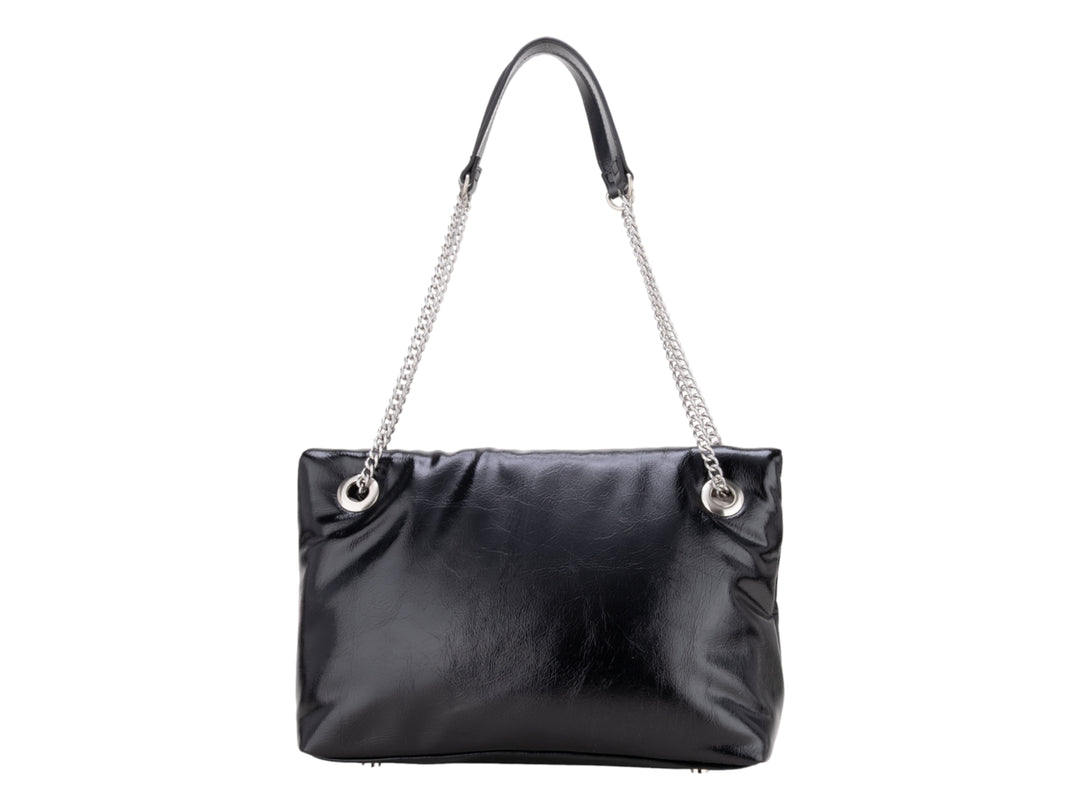 Bolsa Cloe color negro con correa de cadena plateada y cierre de solapa.