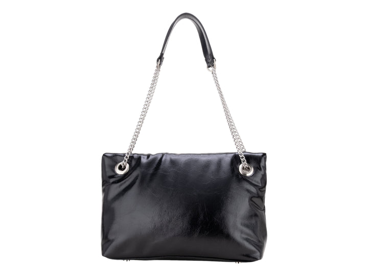 Bolsa Cloe color negro con correa de cadena plateada y cierre de solapa.