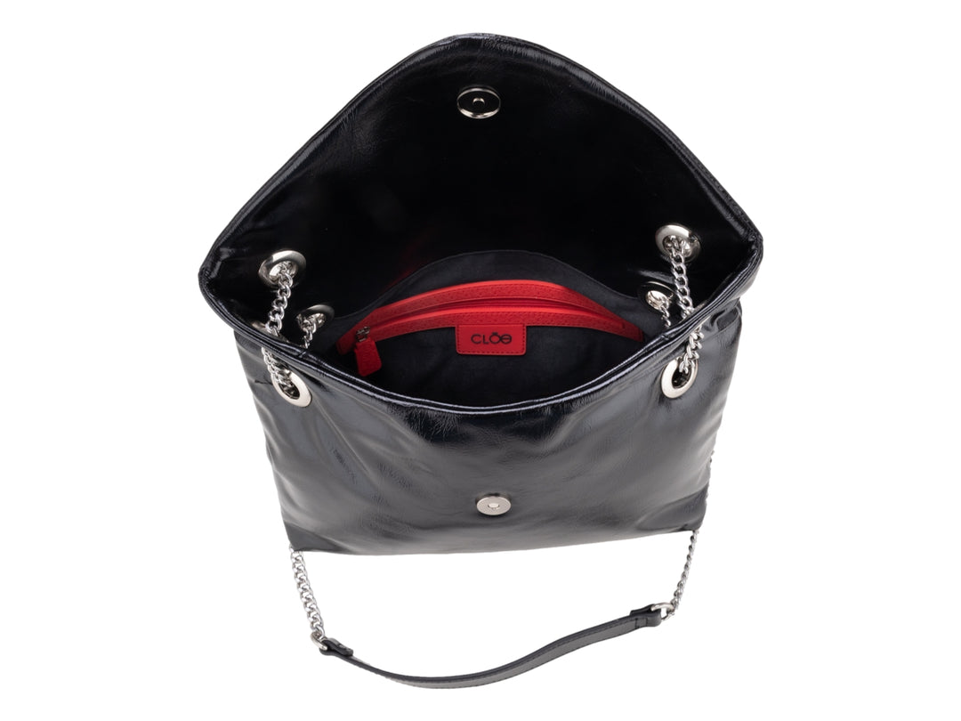 Bolsa Cloe color negro con correa de cadena plateada y cierre de solapa.