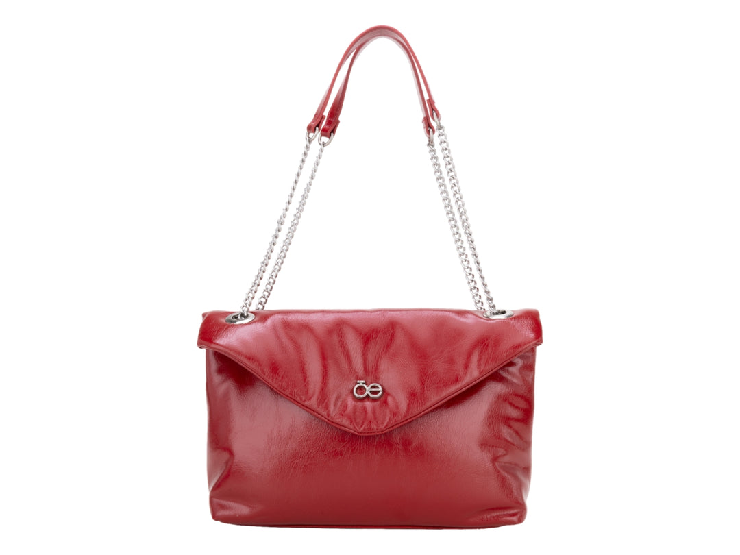 Bolso pequeño color rojo de la marca Cloe con asa y cadenas plateadas.