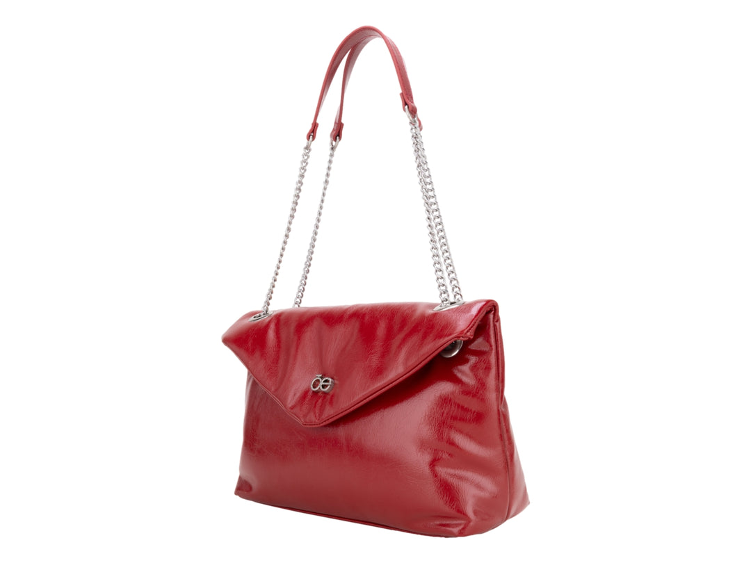 Bolso pequeño color rojo de la marca Cloe con asa y cadenas plateadas.