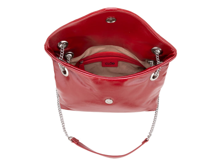 Bolso pequeño color rojo de la marca Cloe con asa y cadenas plateadas.