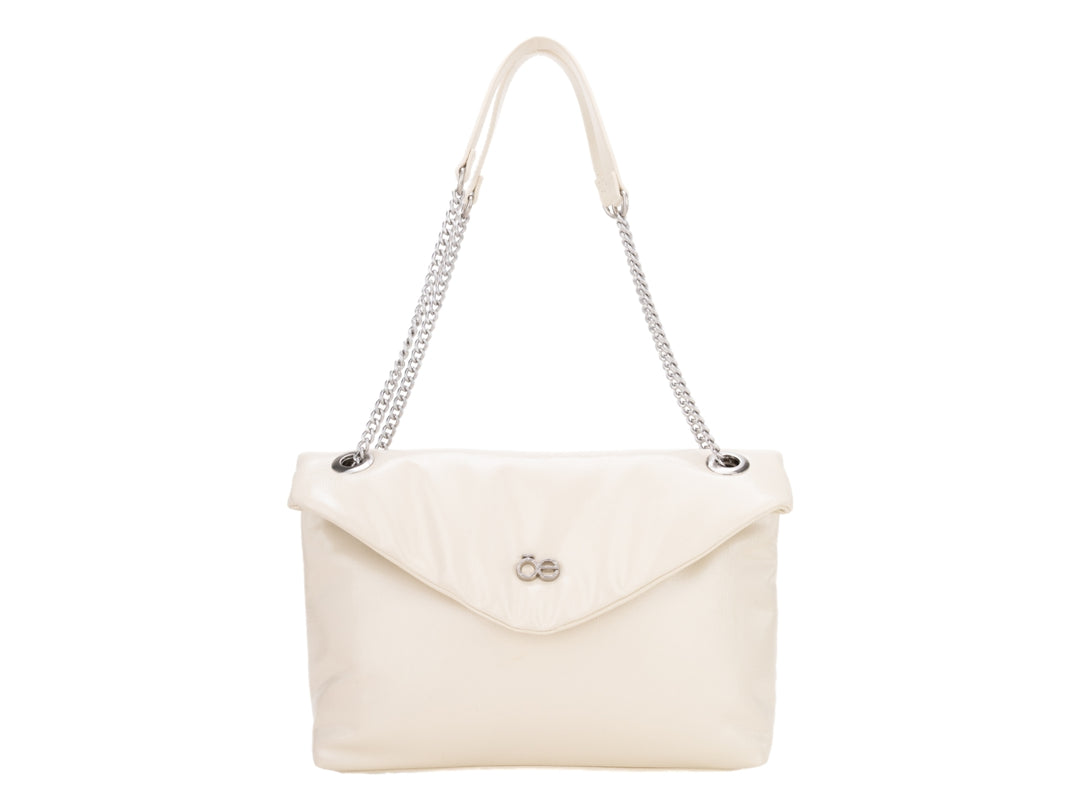 Bolso pequeño Cloe color beige con asa de cadena plateada y diseño de sobre.