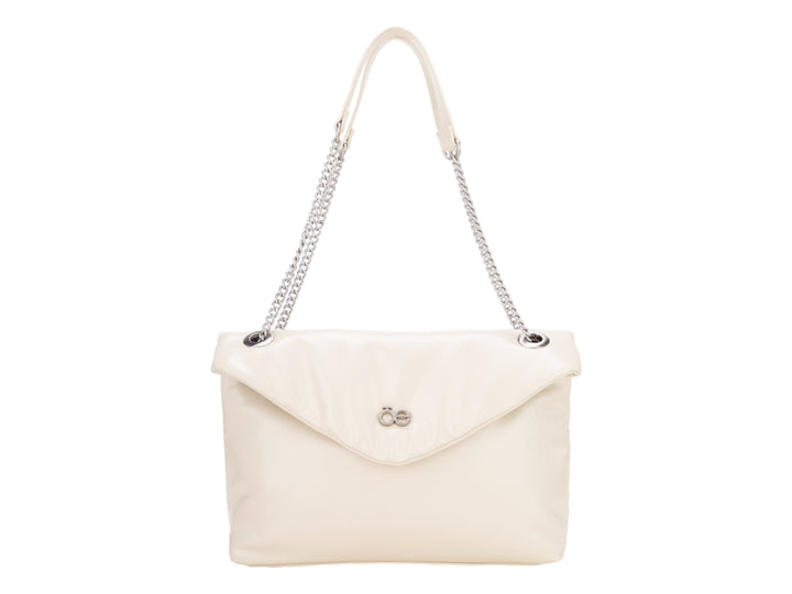 Bolso pequeño Cloe color beige con asa de cadena plateada y diseño de sobre.