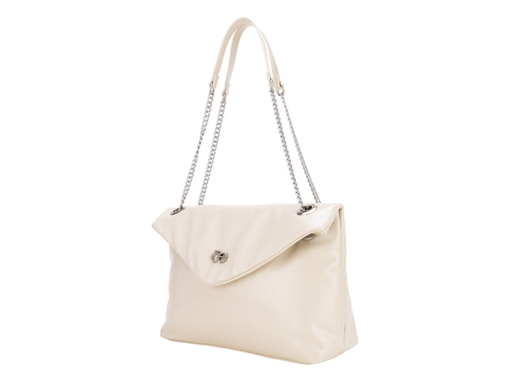 Bolso pequeño Cloe color beige con asa de cadena plateada y diseño de sobre.