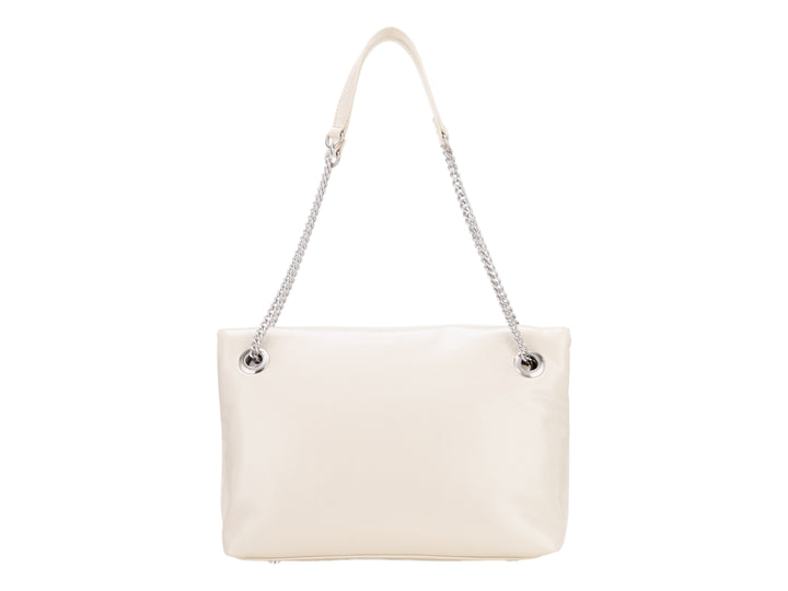 Bolso pequeño Cloe color beige con asa de cadena plateada y diseño de sobre.