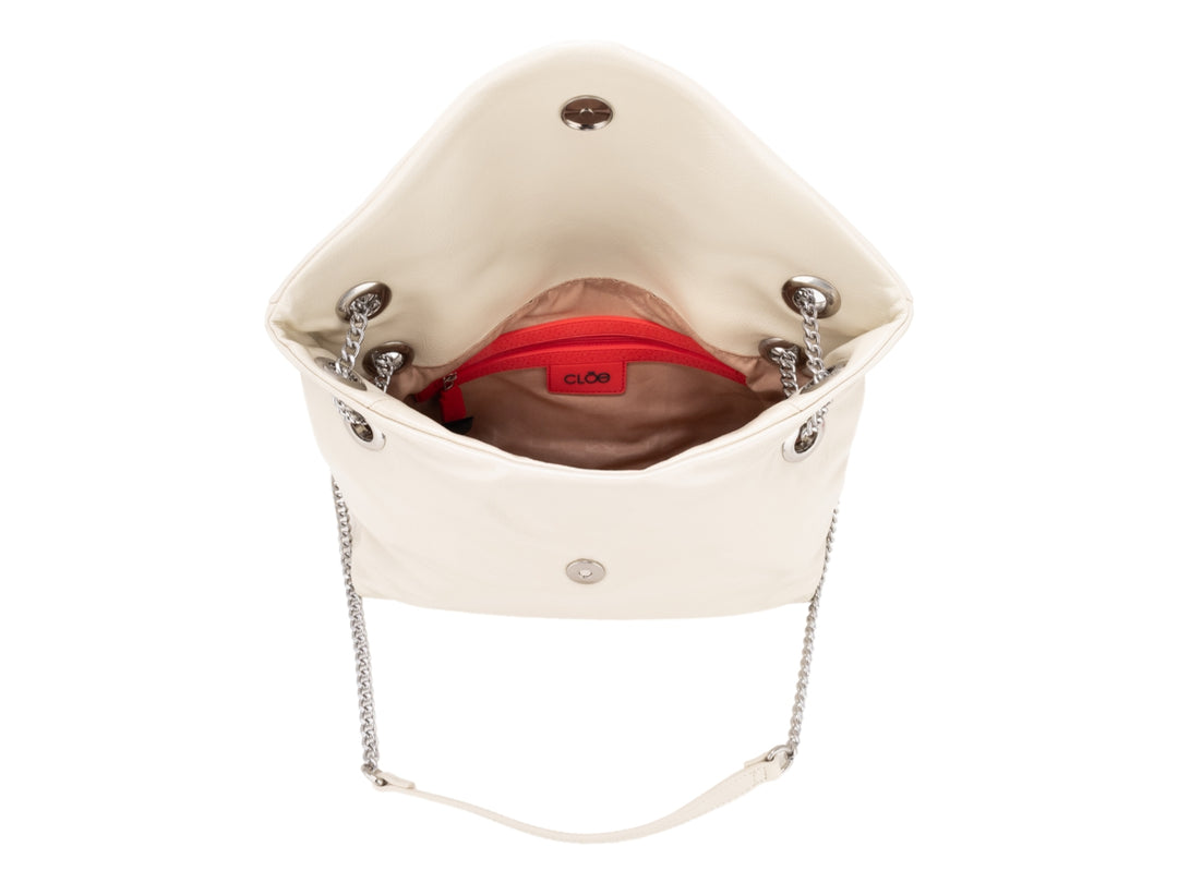 Bolso pequeño Cloe color beige con asa de cadena plateada y diseño de sobre.