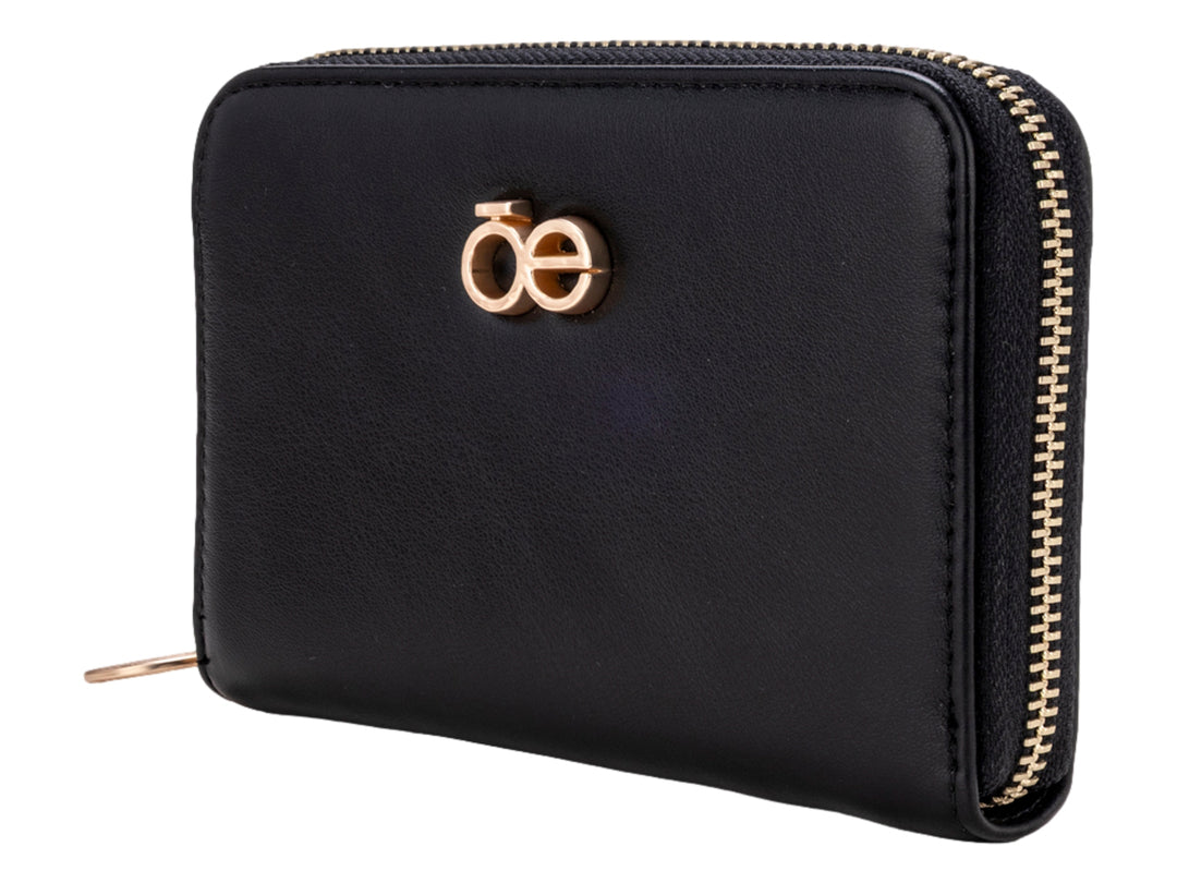 Monedero rectangular negro con cierre y logotipo dorado de la marca Cloe.