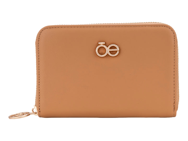 Monedero Cloe color camel con cierre y logotipo metálico dorado.