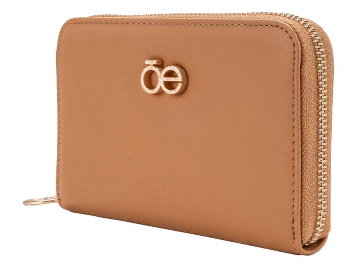 Monedero Cloe color camel con cierre y logotipo metálico dorado.