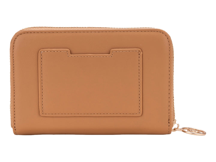 Monedero Cloe color camel con cierre y logotipo metálico dorado.