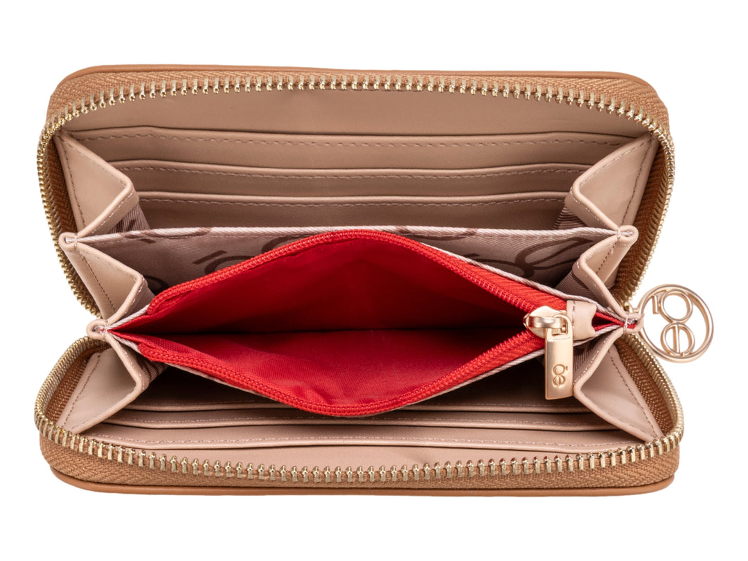 Monedero Cloe color camel con cierre y logotipo metálico dorado.