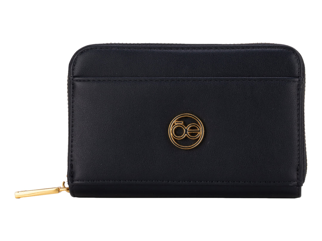 Monedero rectangular color negro con cierre y logotipo dorado.