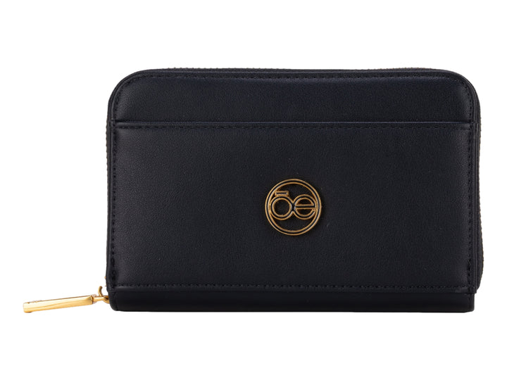 Monedero rectangular color negro con cierre y logotipo dorado.