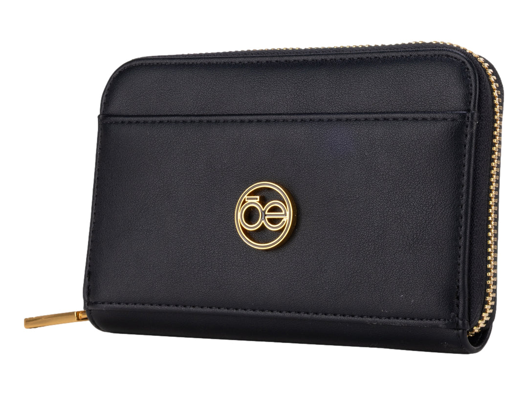 Monedero rectangular color negro con cierre y logotipo dorado.