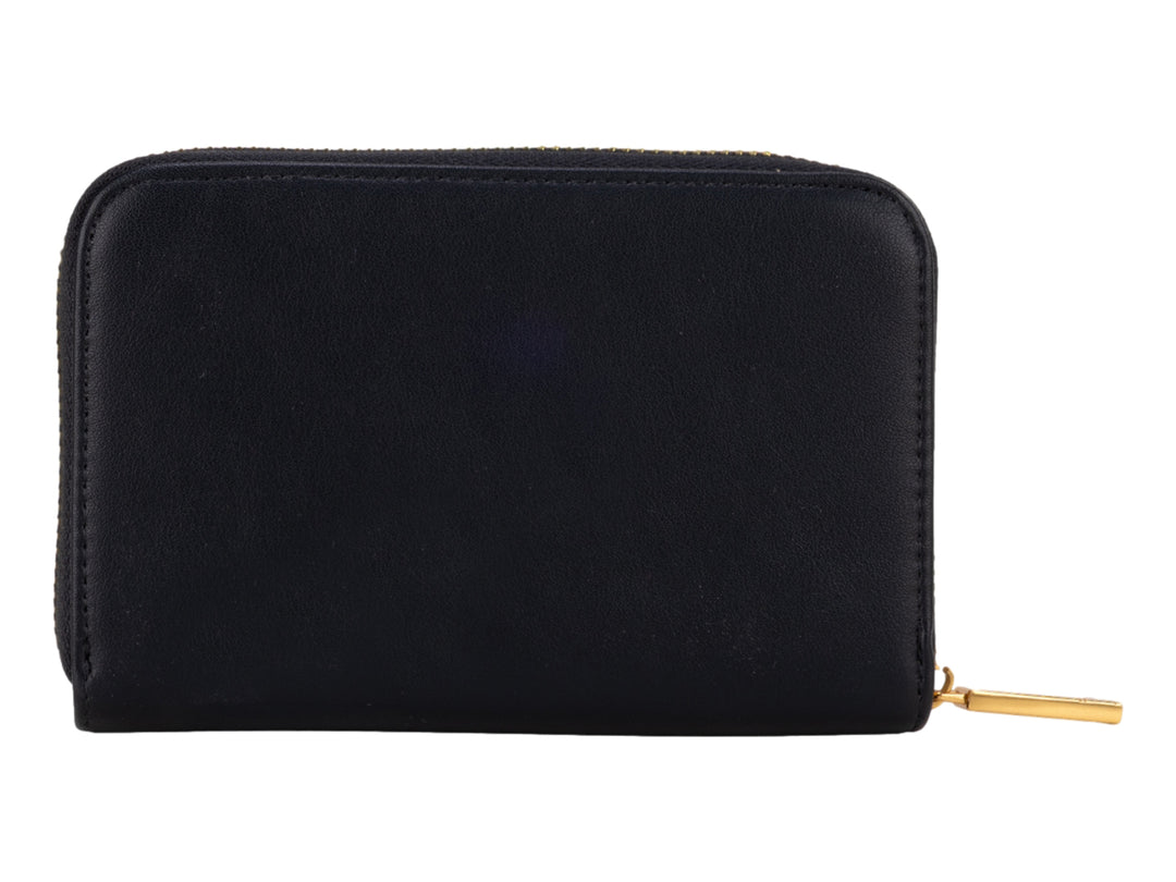 Monedero rectangular color negro con cierre y logotipo dorado.