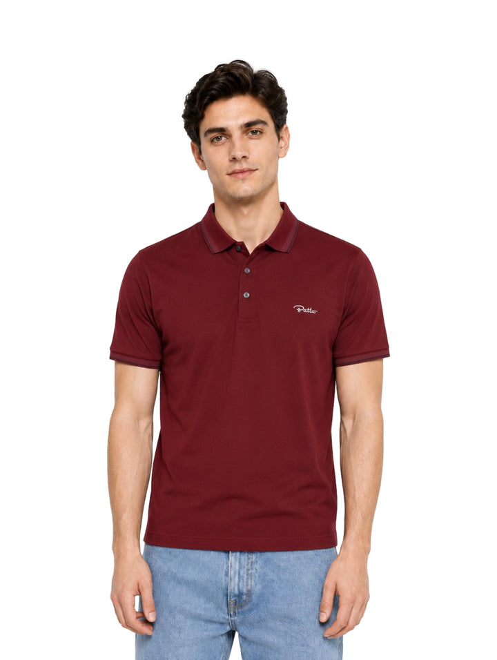 Hombre vistiendo una playera polo de color rojo púrpura marca Bratto.
