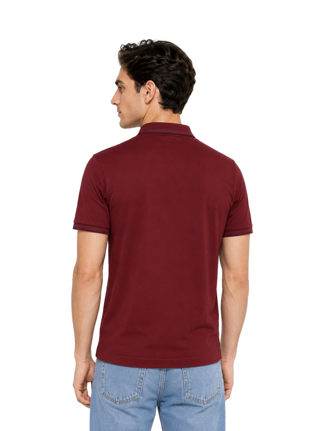 Hombre vistiendo una playera polo de color rojo púrpura marca Bratto.