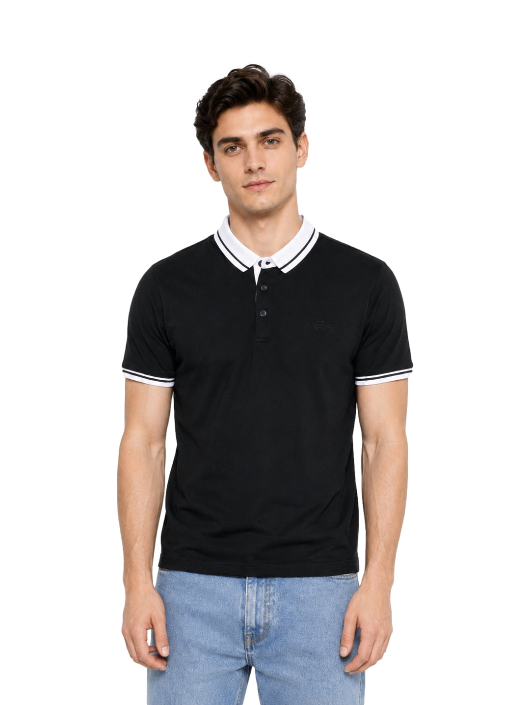 Hombre vistiendo playera polo color negro con detalles blancos en el cuello y los bordes de las mangas.