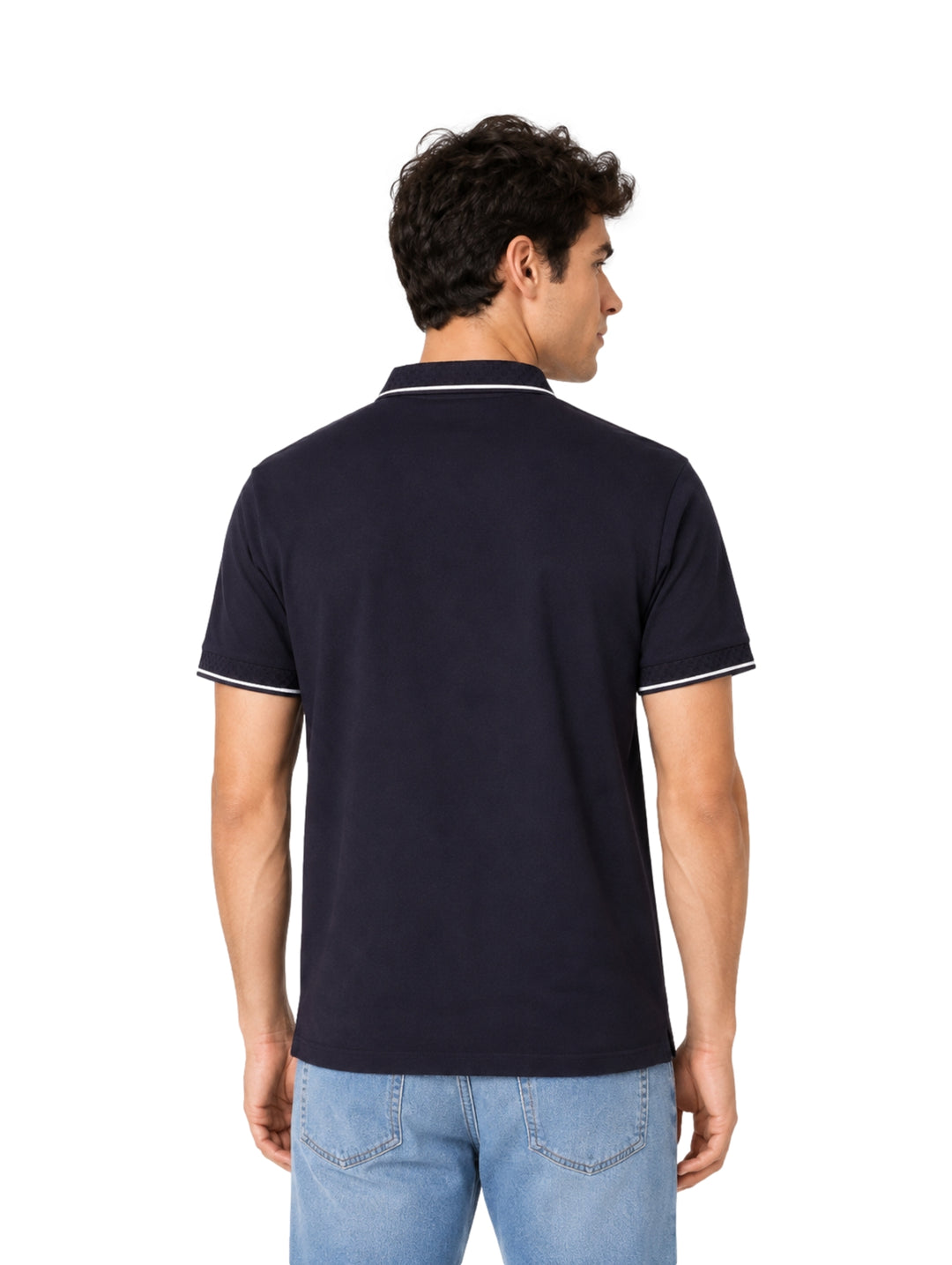 Hombre vistiendo playera polo color azul rey con detalles blancos en cuello y mangas.