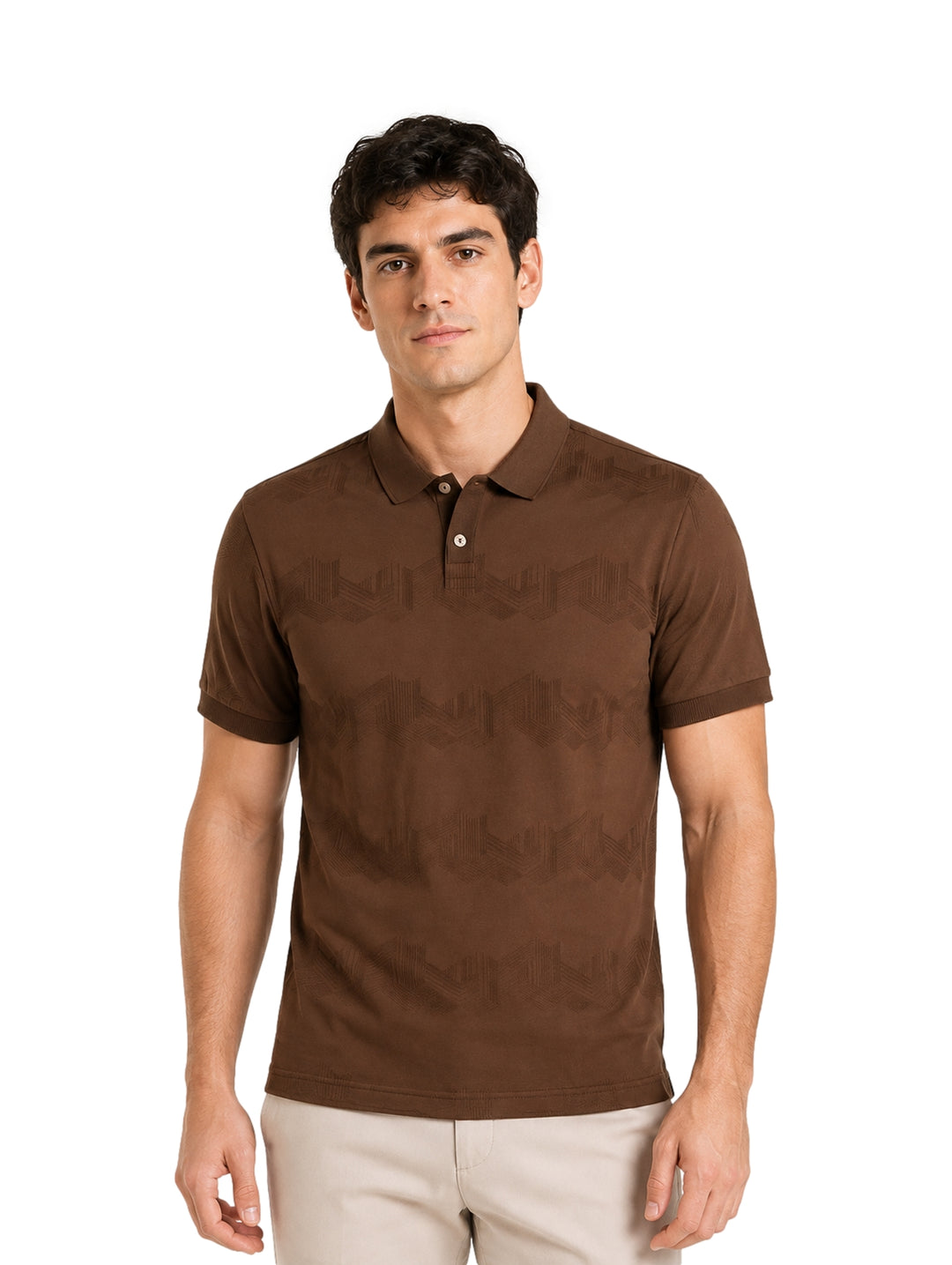 Hombre vistiendo una playera polo color café con patrón geométrico sutil y cuello.