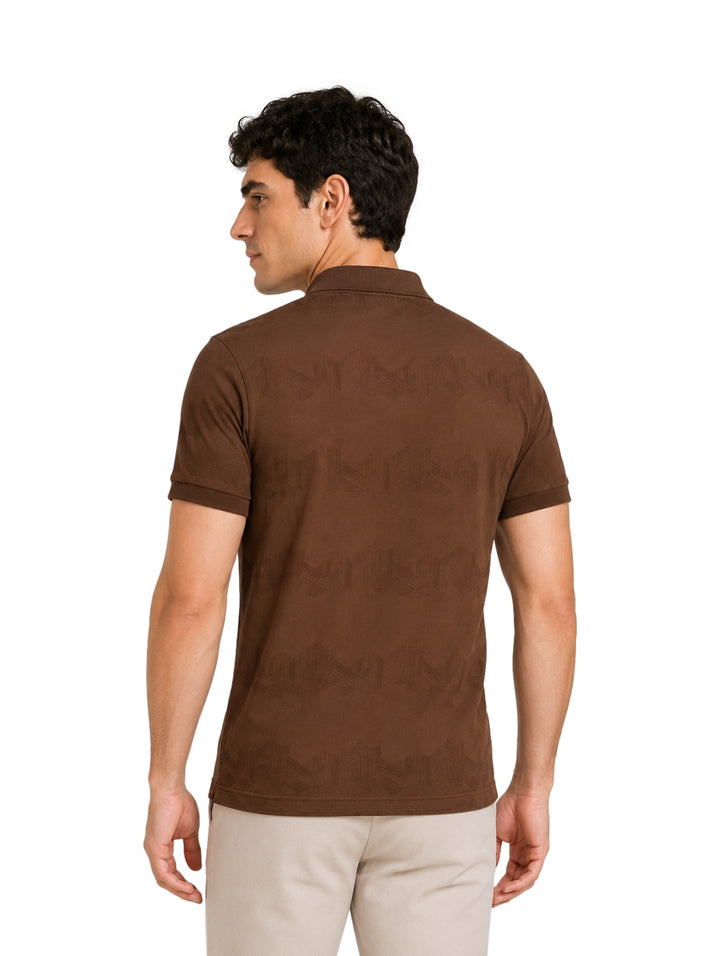 Hombre vistiendo una playera polo color café con patrón geométrico sutil y cuello.