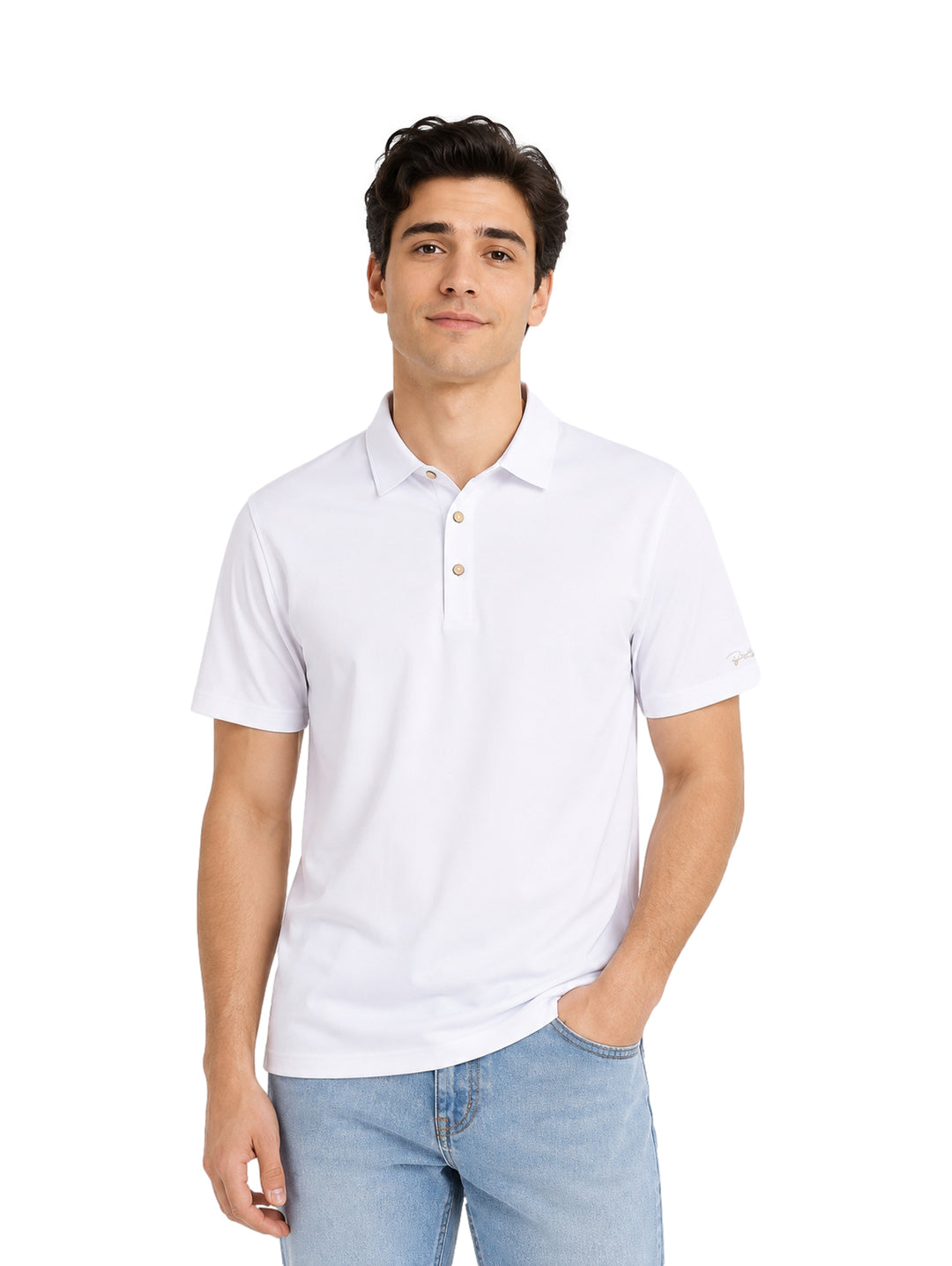 Hombre vistiendo una playera polo de color blanco y pantalones de mezclilla azules.