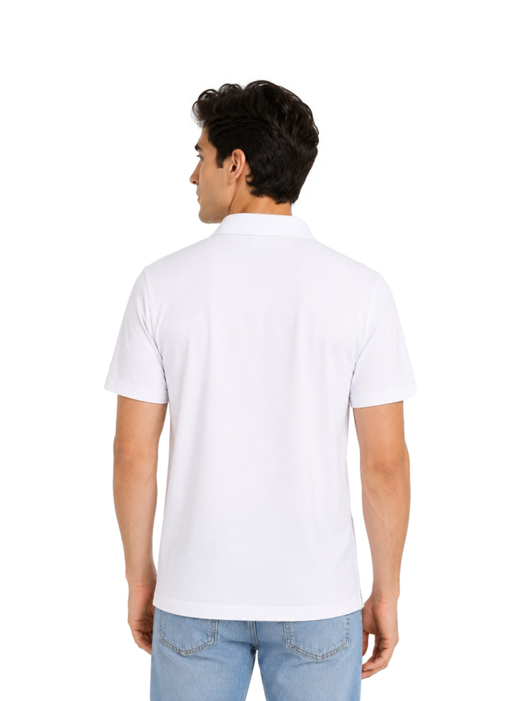 Hombre vistiendo una playera polo de color blanco y pantalones de mezclilla azules.