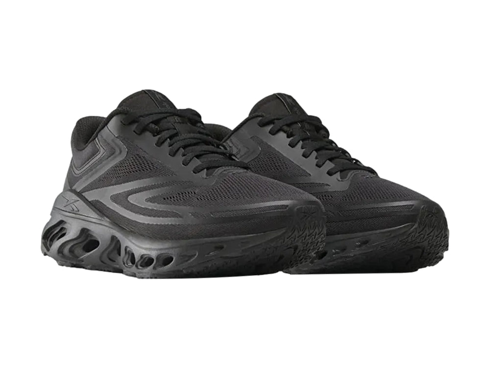 Tenis deportivos Reebok Fuel Flex Run color negro con suela perforada y malla transpirable.