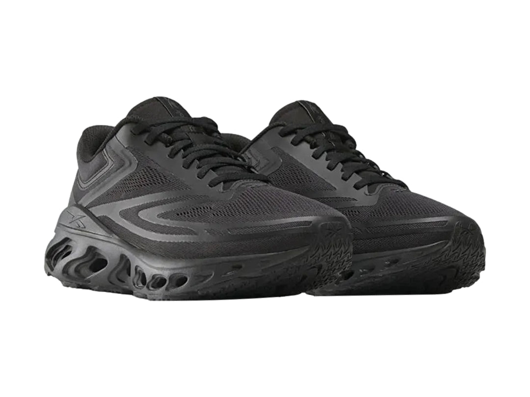 Tenis deportivos Reebok Fuel Flex Run color negro con suela perforada y malla transpirable.