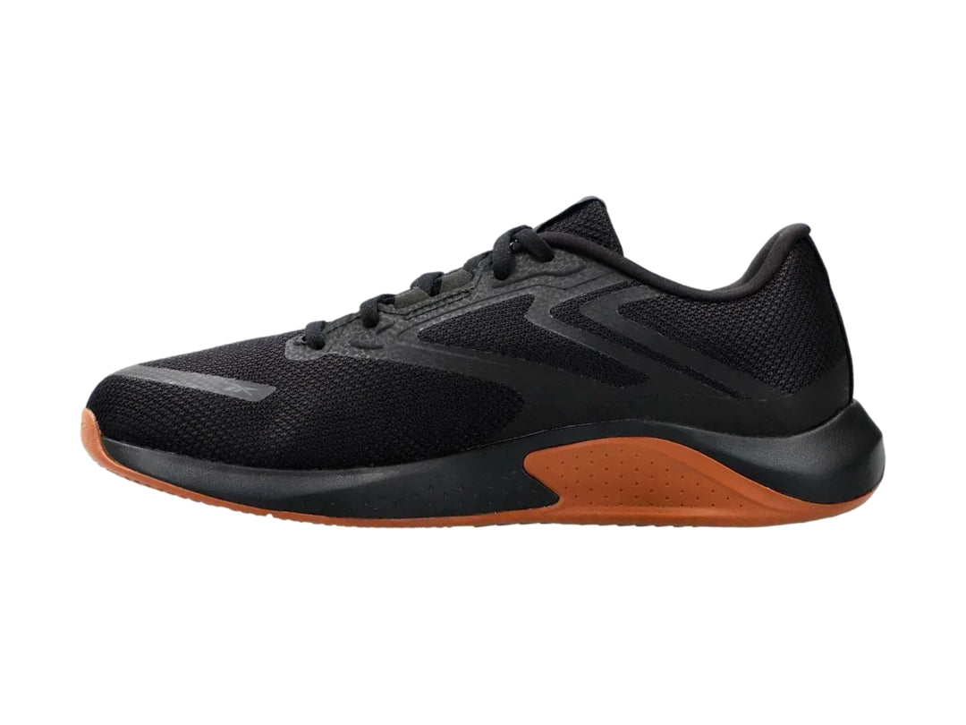 Tenis deportivos Reebok color negro con suela marrón, vista lateral.