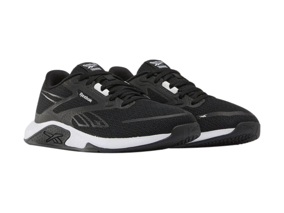Tenis deportivos Reebok Nanoflex TR 3 en color negro con suela blanca.