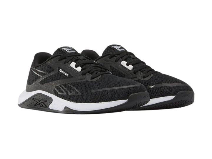 Tenis deportivos Reebok Nanoflex TR 3 en color negro con suela blanca.