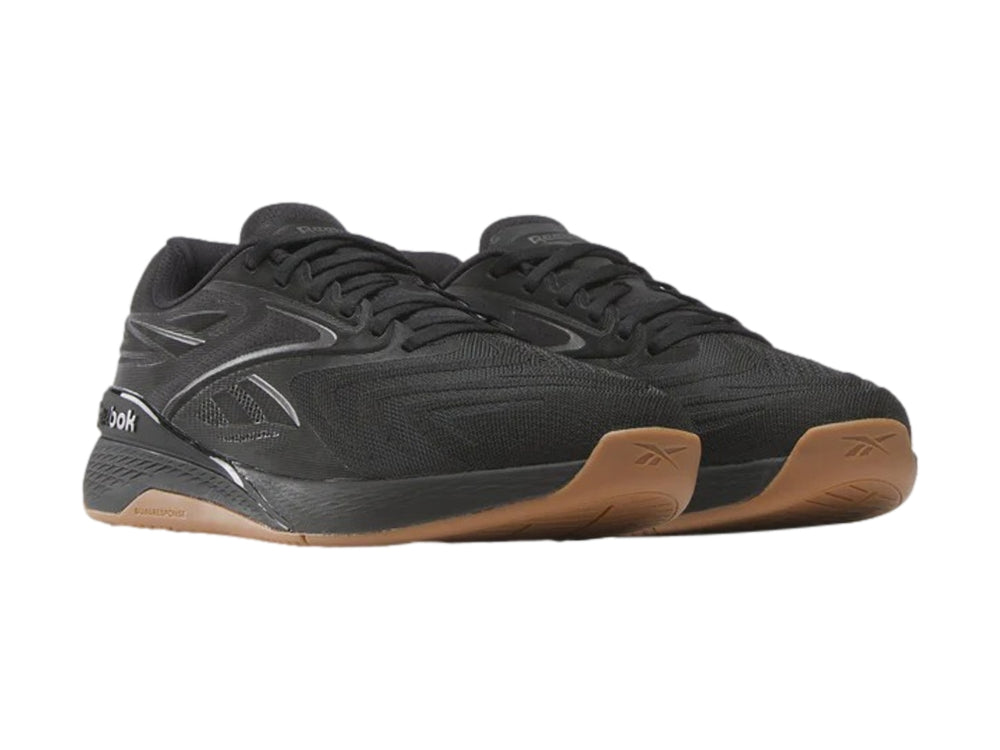 Tenis deportivos Reebok Nano X5 Edge color negro con suela café, vista lateral.