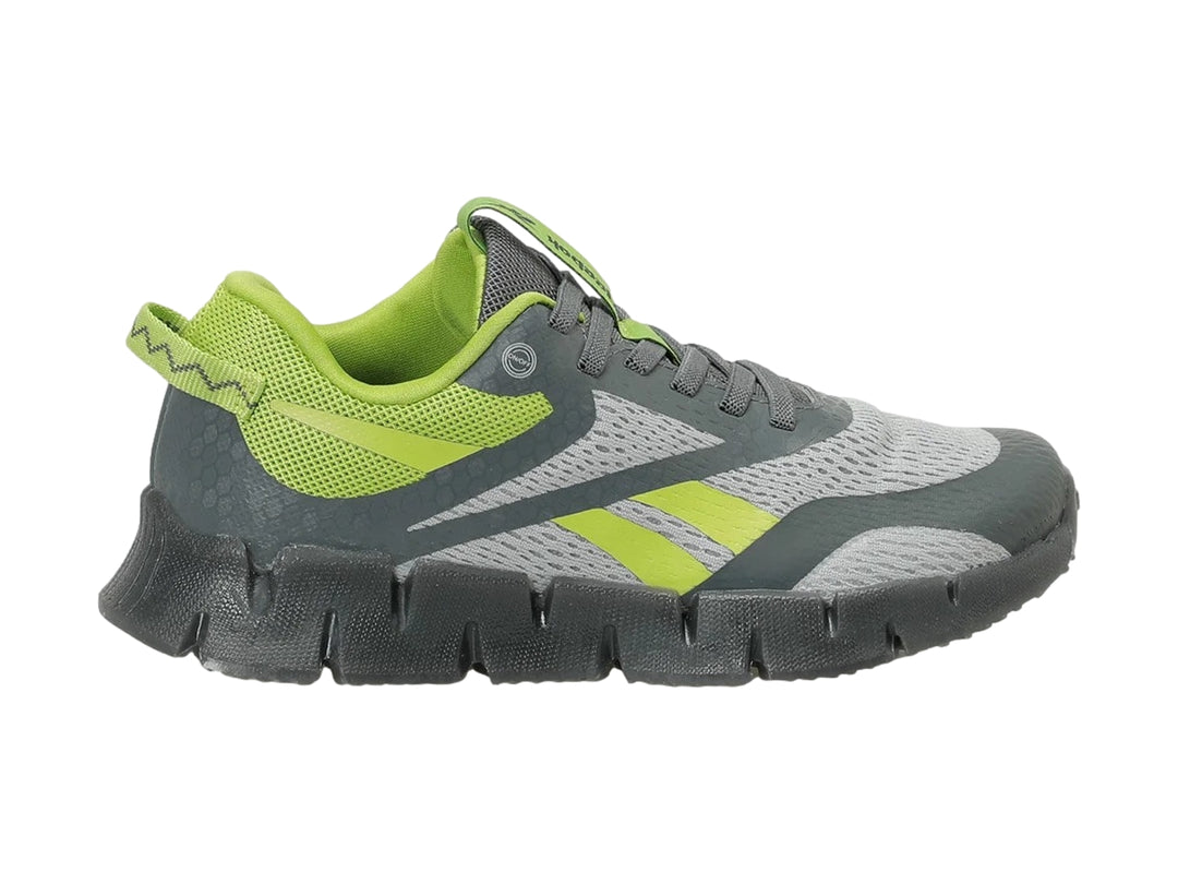 Tenis deportivos Reebok color gris con detalles en verde lima y suela gruesa texturizada.