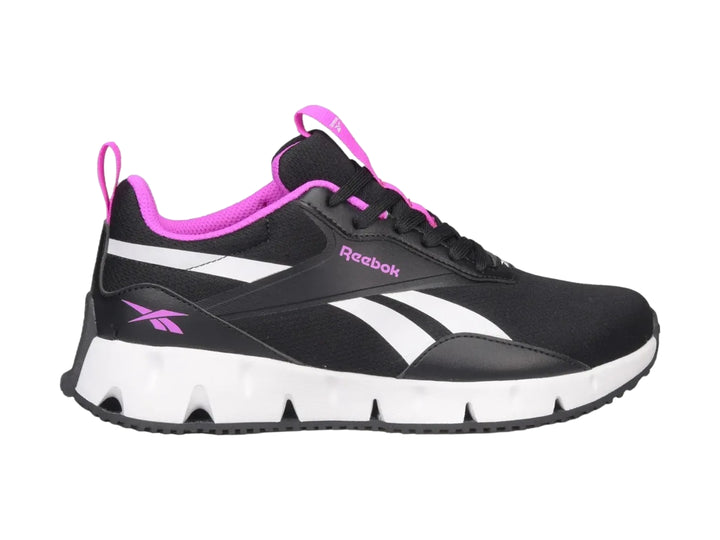Tenis deportivos Reebok color negro con suela blanca y detalles en rosa.