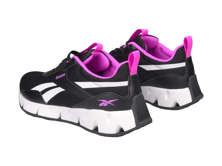 Tenis deportivos Reebok color negro con suela blanca y detalles en rosa.