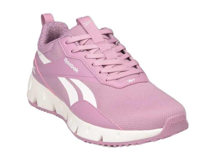 Tenis deportivos Reebok color rosa con suela blanca y detalles en blanco.
