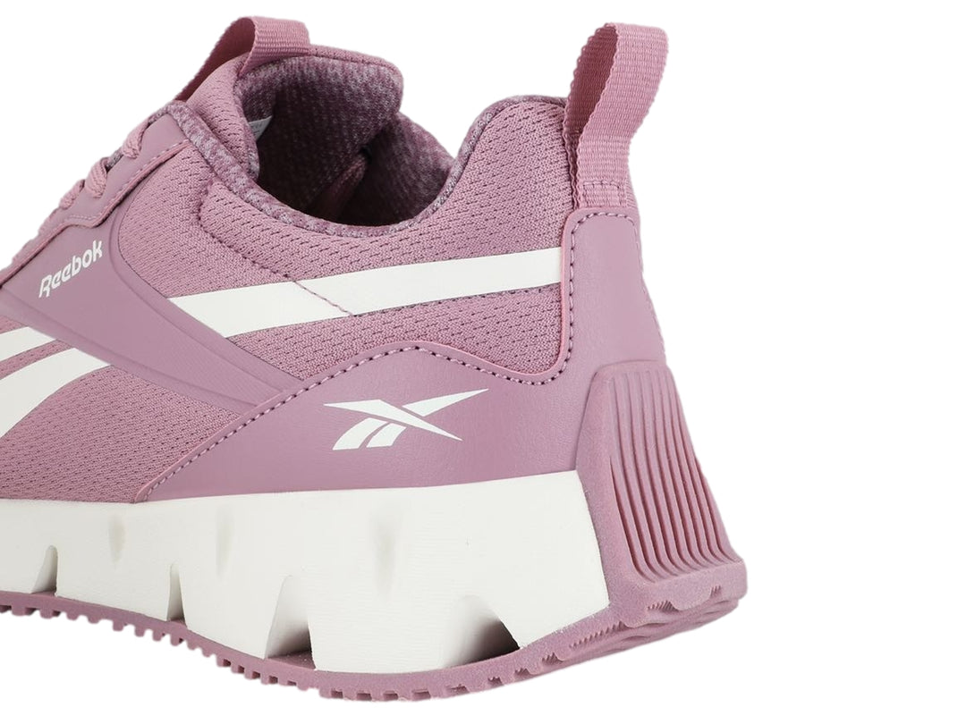 Tenis deportivos Reebok color rosa con suela blanca y detalles en blanco.