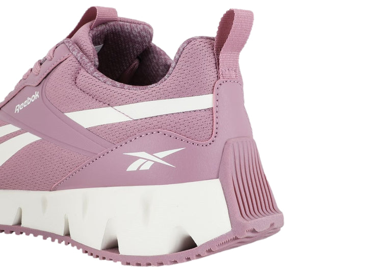 Tenis deportivos Reebok color rosa con suela blanca y detalles en blanco.