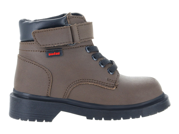 Botas militares color café con suela gruesa negra y agujetas.