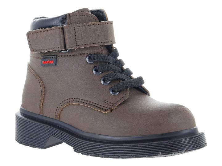 Botas militares color café con suela gruesa negra y agujetas.