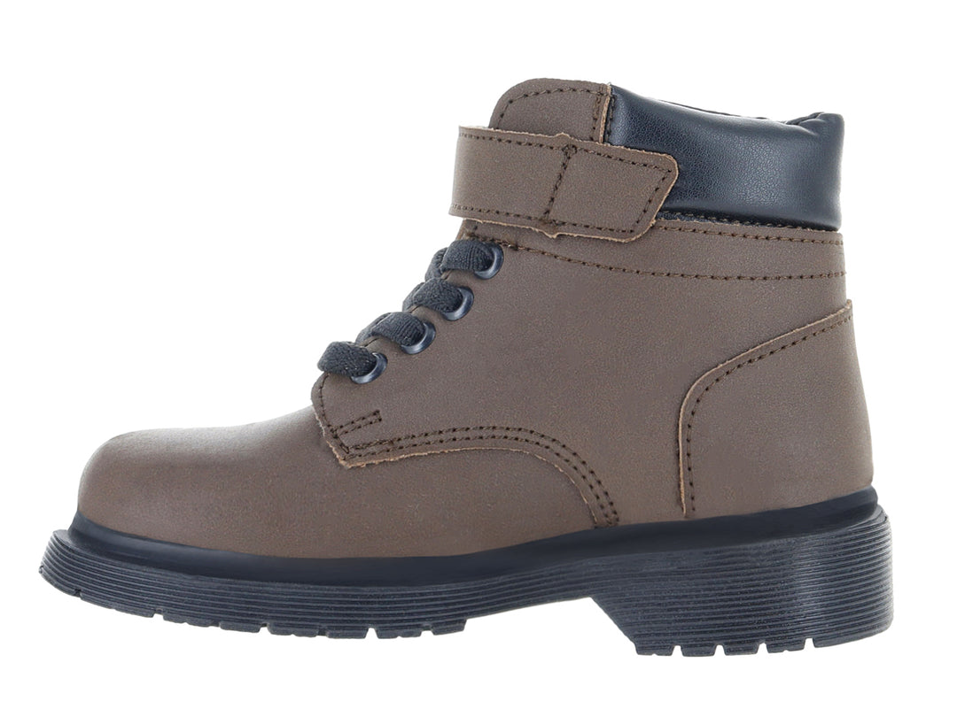 Botas militares color café con suela gruesa negra y agujetas.