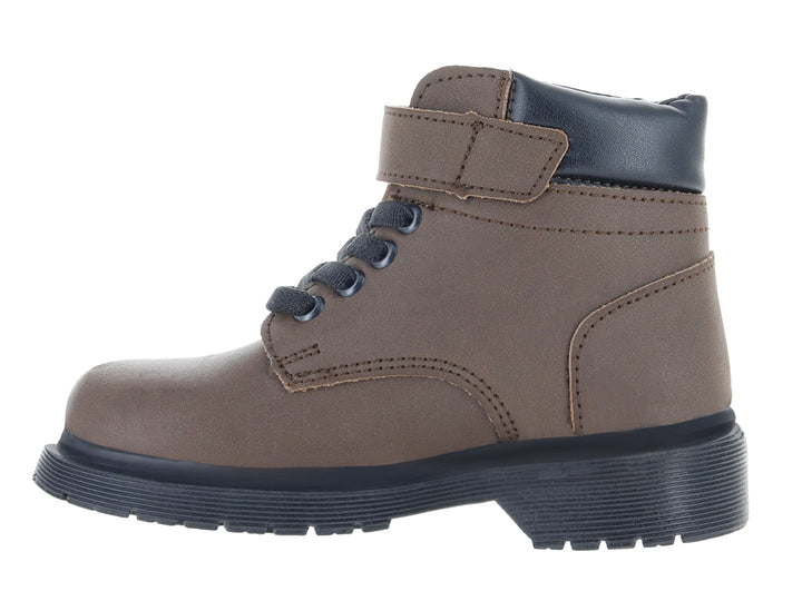 Botas militares color café con suela gruesa negra y agujetas.