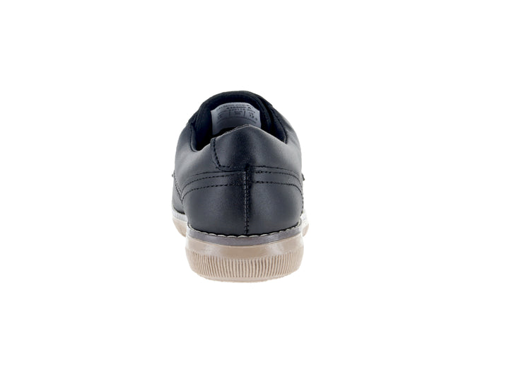 Zapato infantil color negro con cordones y suela gruesa en tono beige.