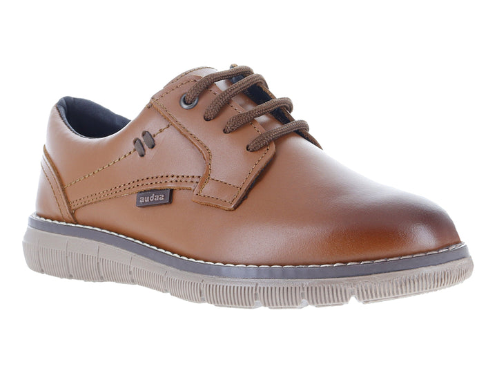 Zapato infantil color miel con agujetas y suela beige.