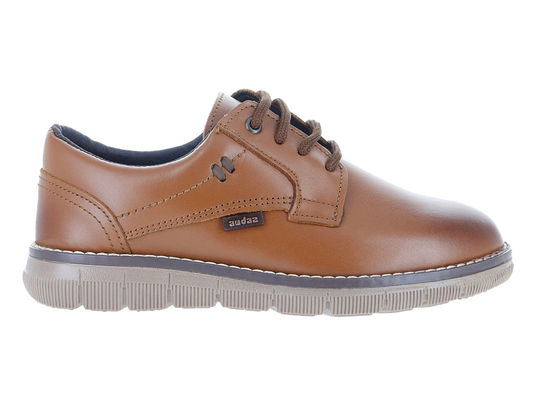 Zapato casual color miel para niño con agujetas y suela beige.